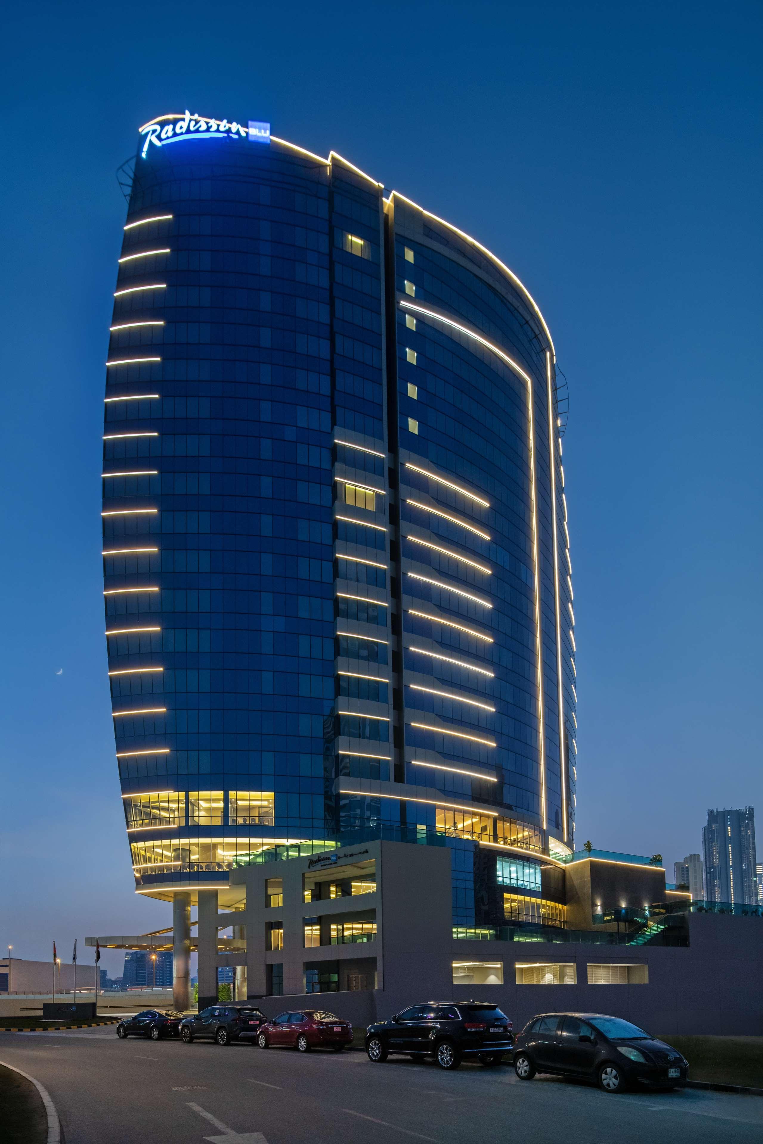 Radisson Blu Hotel, Dubai Canal View Екстериор снимка